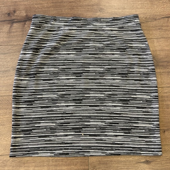 LOFT BY ANN TYLOR  BLACK AND WHITE STRIPED SKIRT IN SIZE MEDIUM - Picture 4 of 7